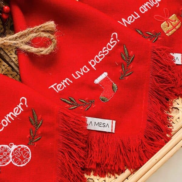 Guardanapo Linho Vermelho Bordado Tem Uva Passas
