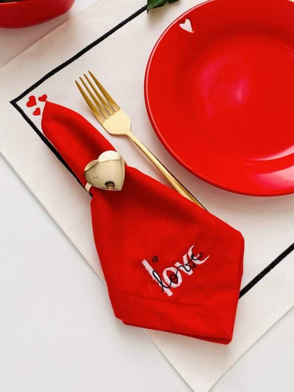 Guardanapo Linho Vermelho Bordado Coração Love 40x40 cm - Image 2
