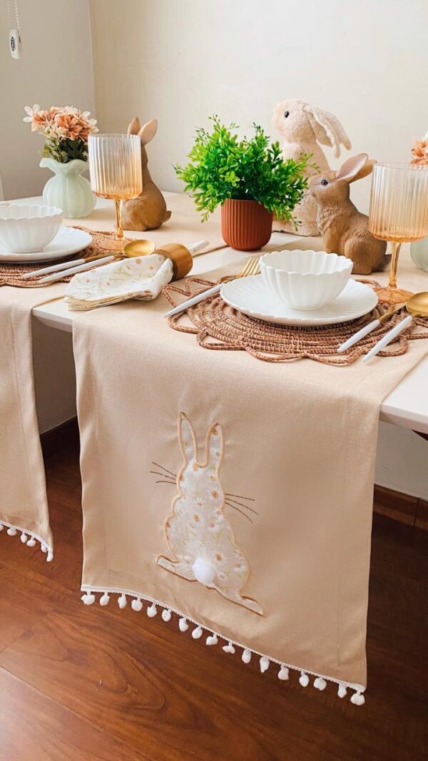Trilho de Mesa Coelho Margarida Pom Pom Impermeável 45 x 160 cm - Image 4